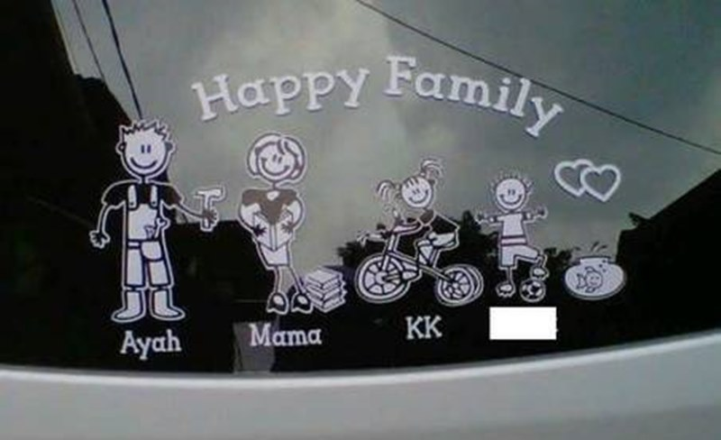 Stiker lucu happy family di mobil ini yang bikin ngakak
